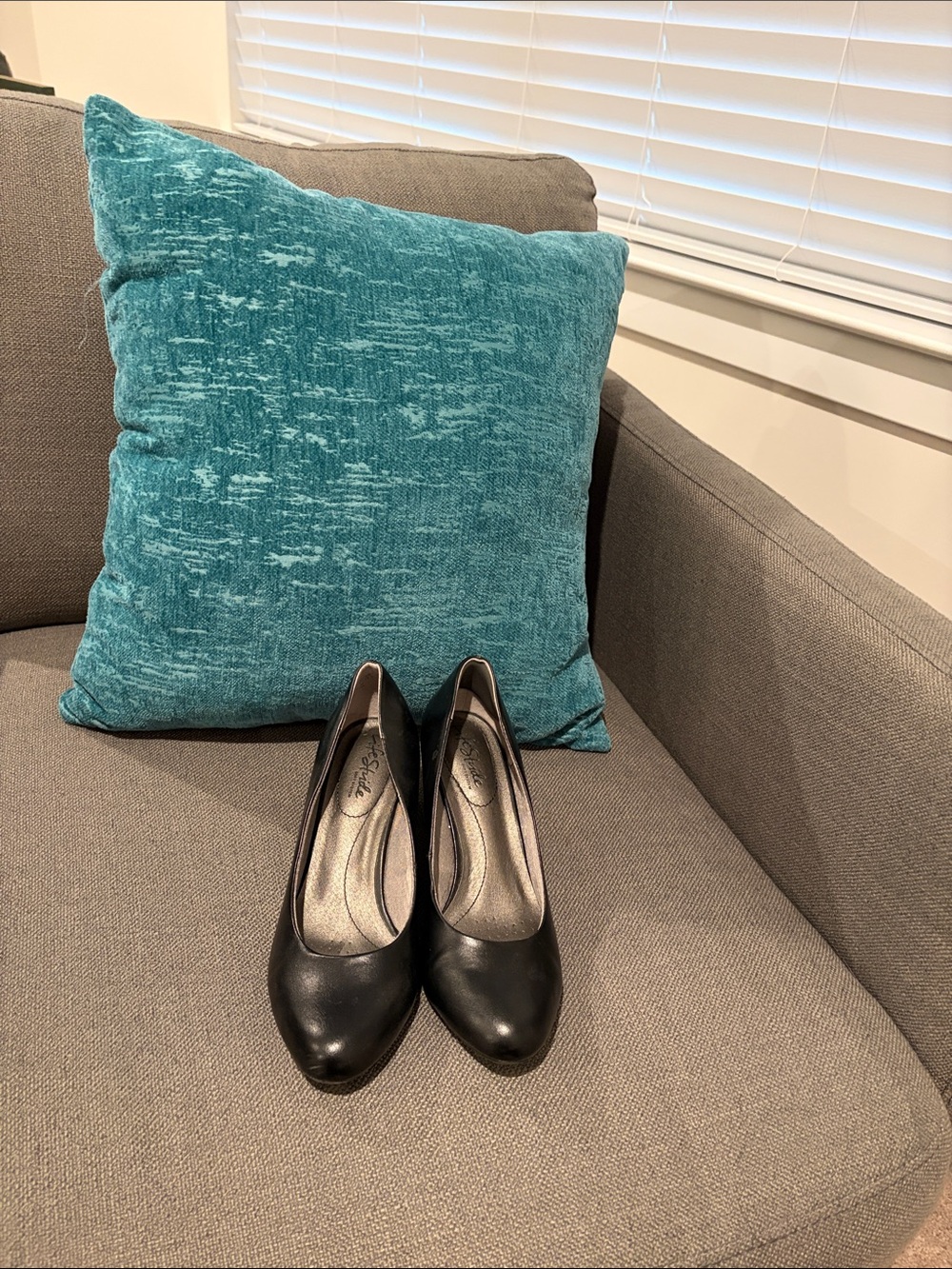 Life Stride Black Round-Toe Pumps